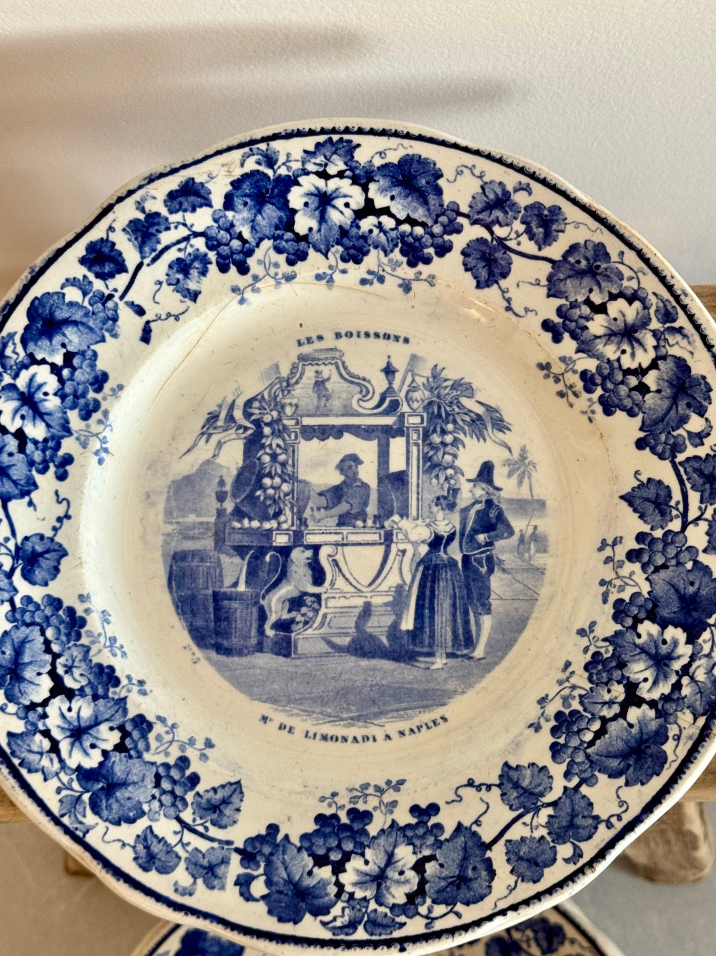 6 assiettes « parlantes » Creil Montereau. Série : Les boissons.
