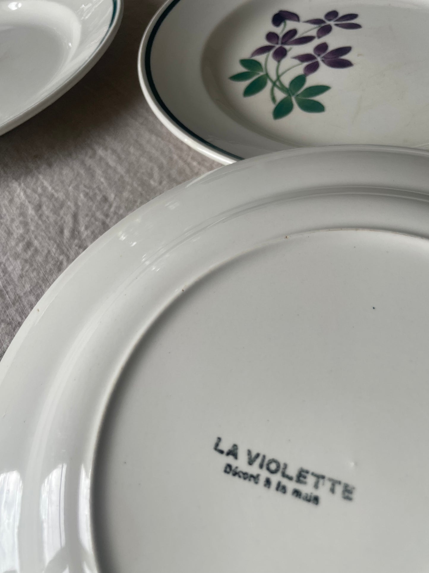 8 assiettes terre de fer "La violette"