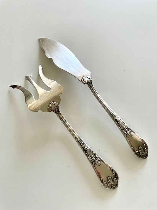 Couteau et fourchette à découper le poisson en métal argenté