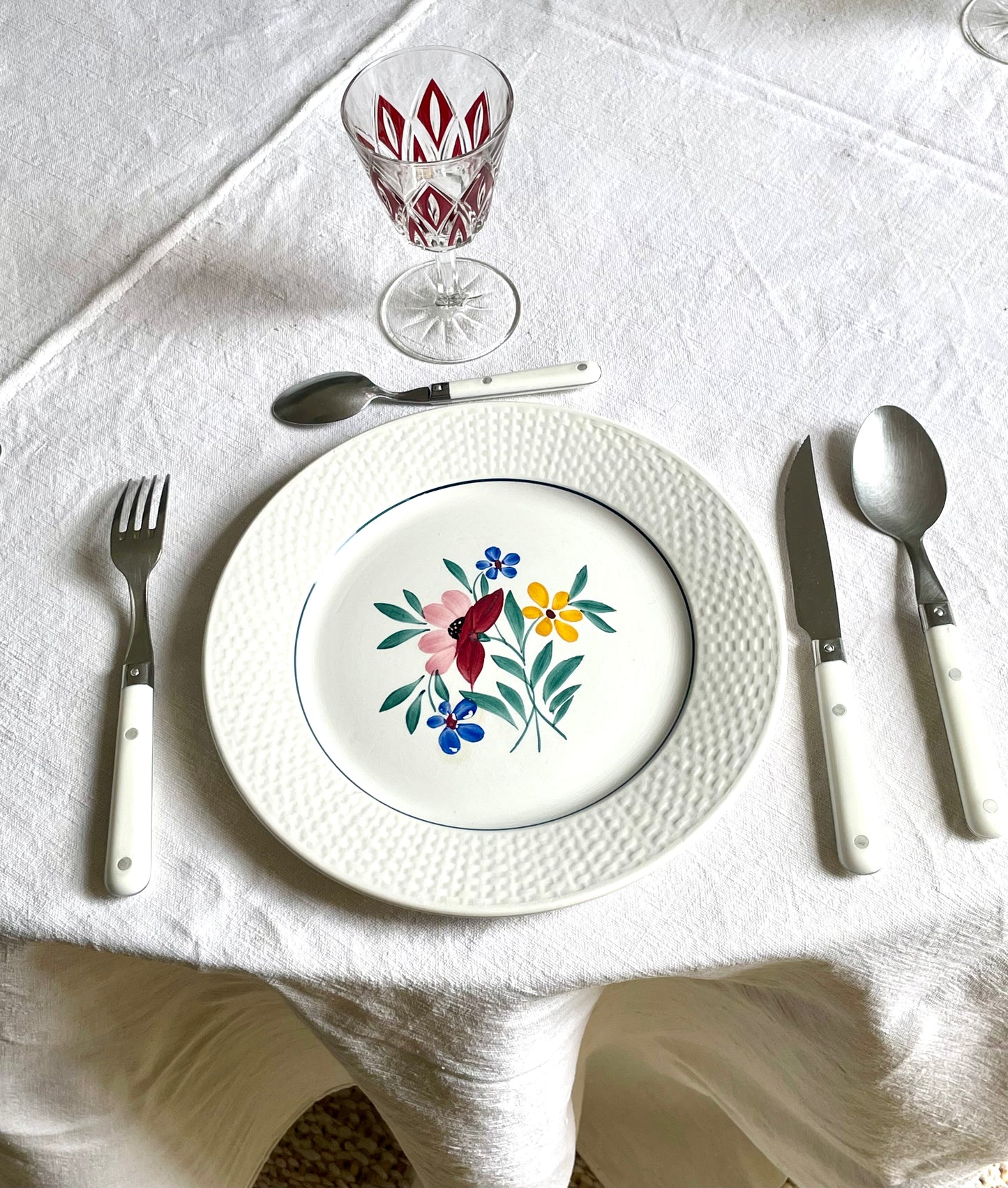 24-piece bistro style cutlery set.