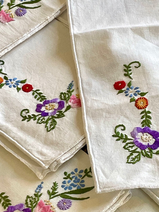 12 serviettes en coton brodées à la main