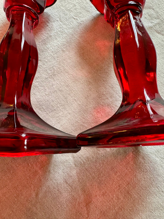 Paire de bougeoirs en verre rouge