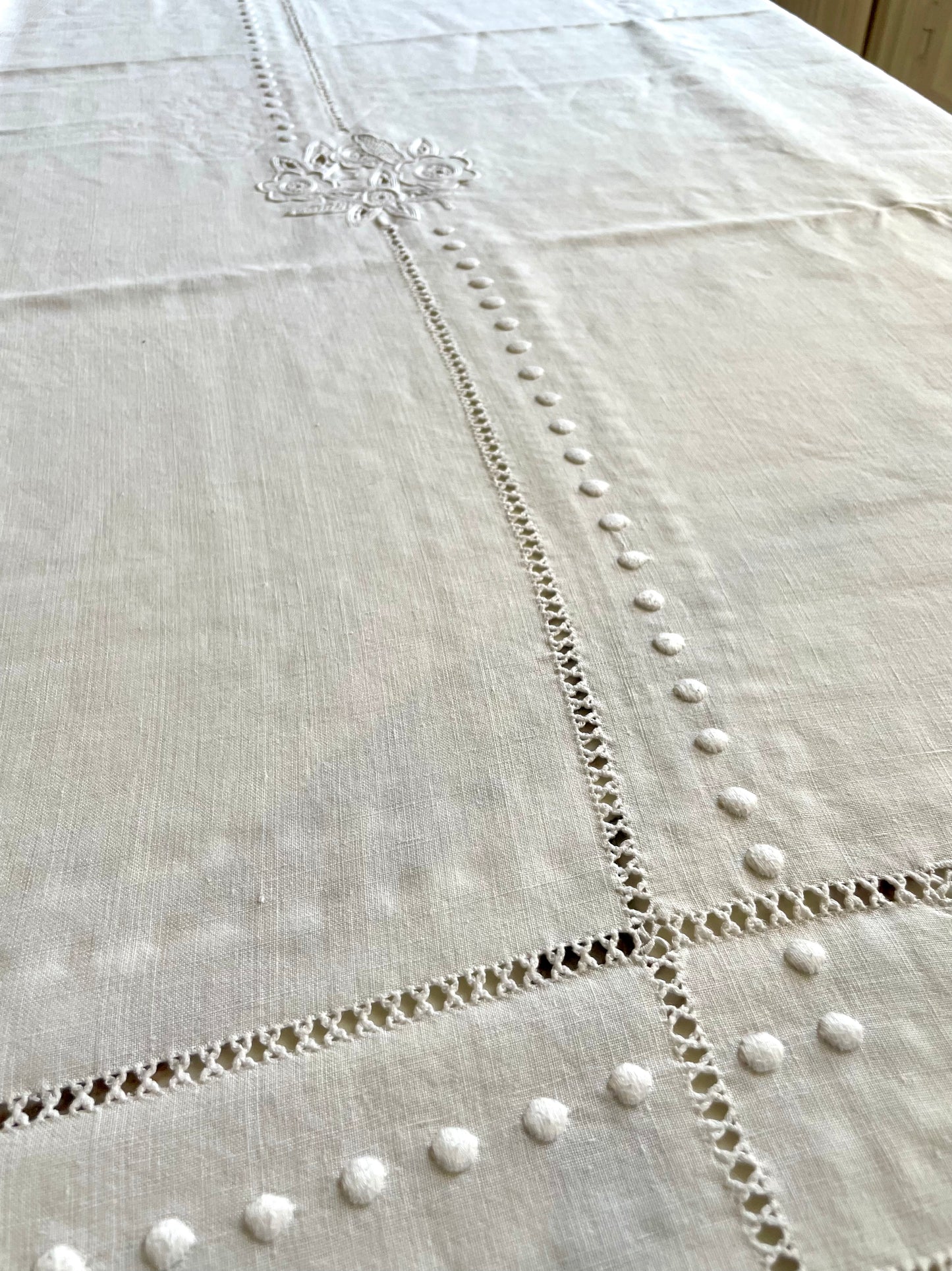 Très grande nappe en lin brodée main avec ses 16 serviettes