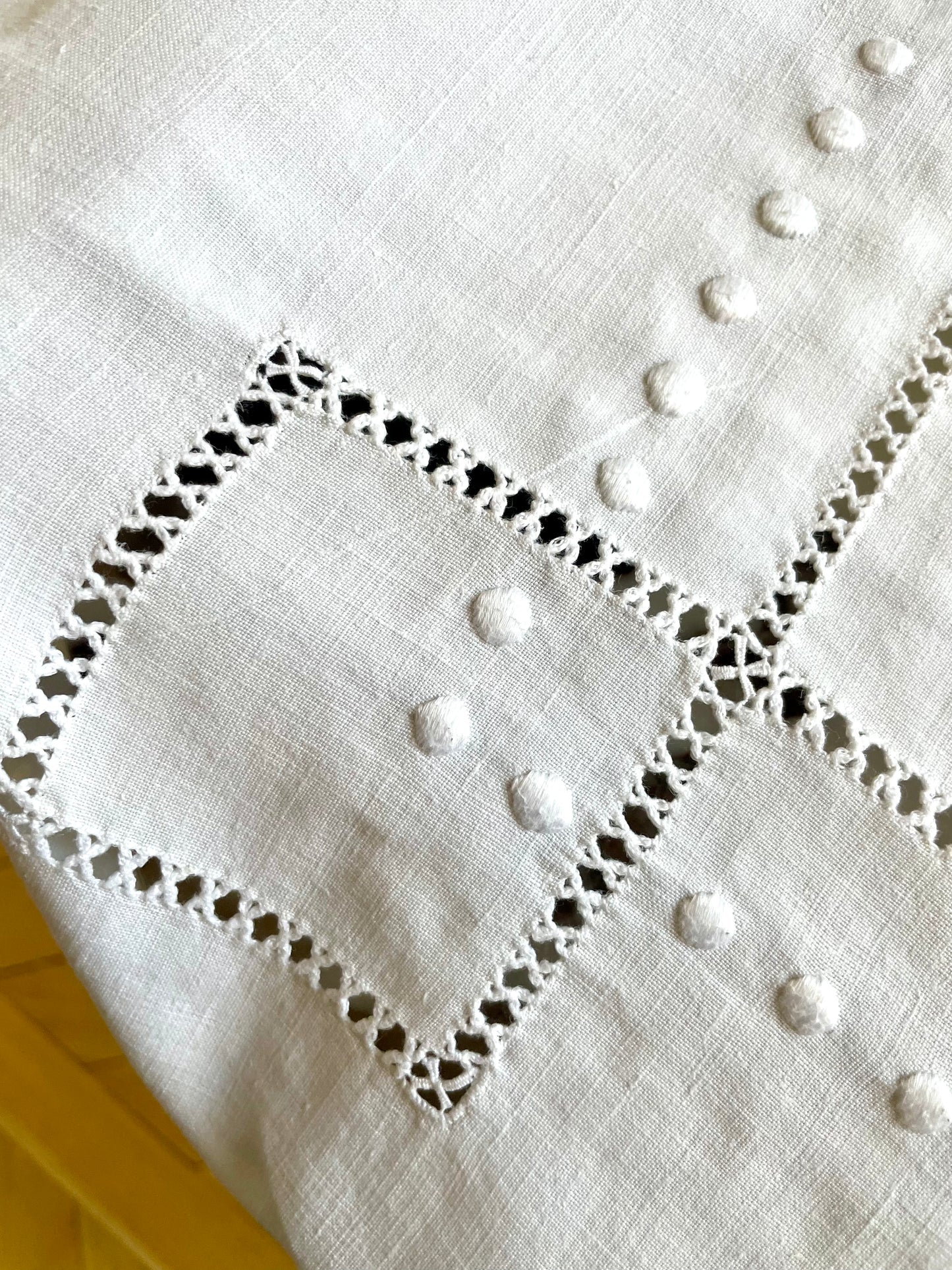 Très grande nappe en lin brodée main avec ses 16 serviettes