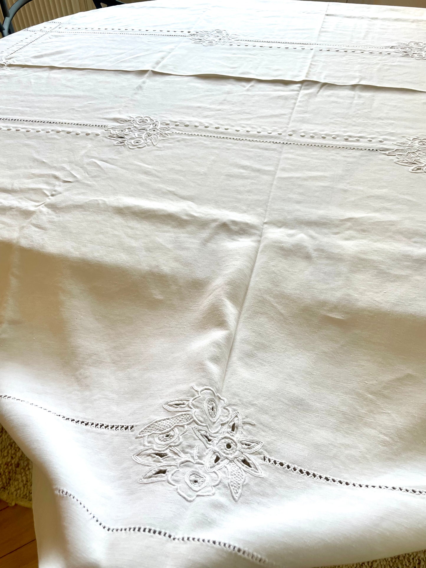 Très grande nappe en lin brodée main avec ses 16 serviettes