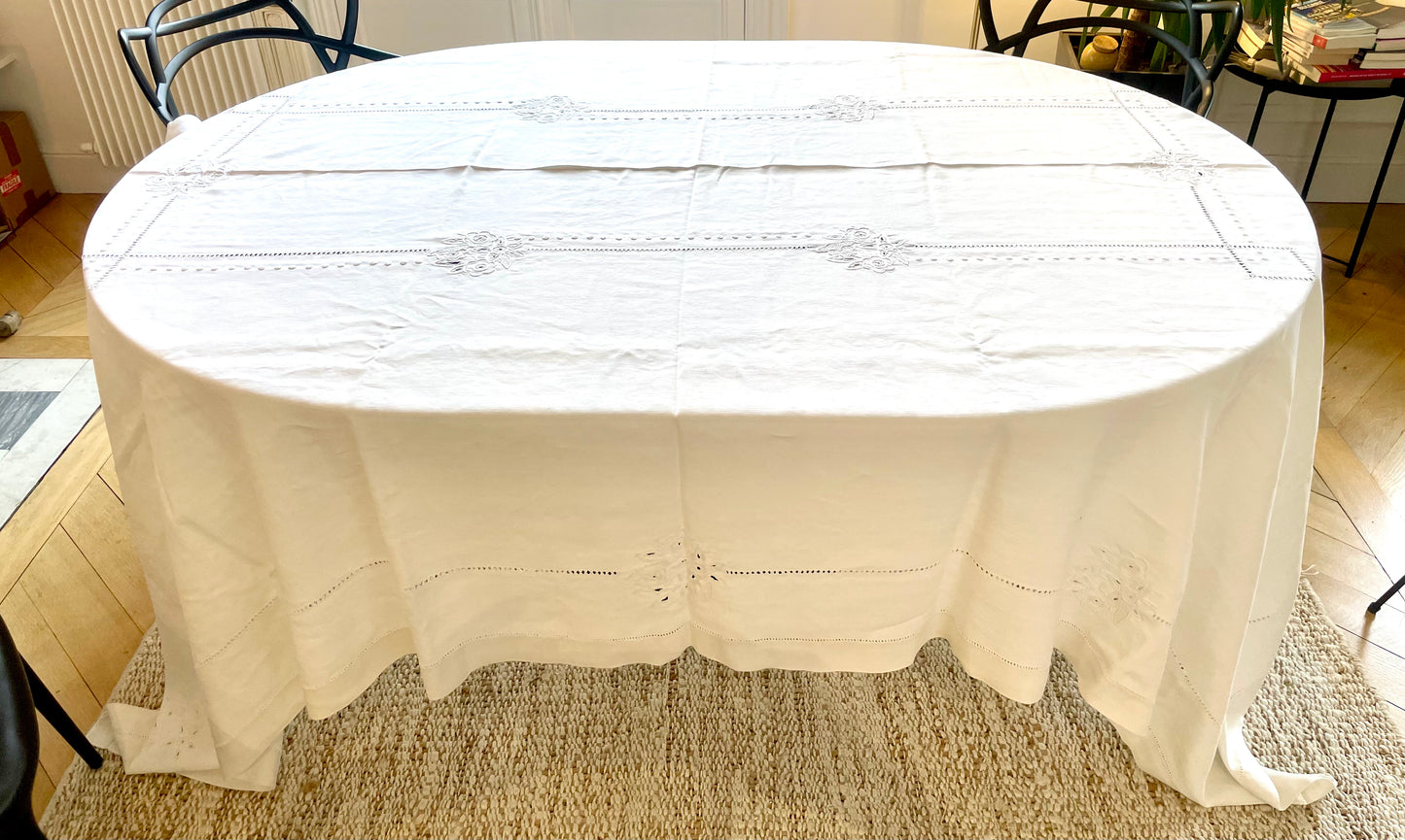 Très grande nappe en lin brodée main avec ses 16 serviettes