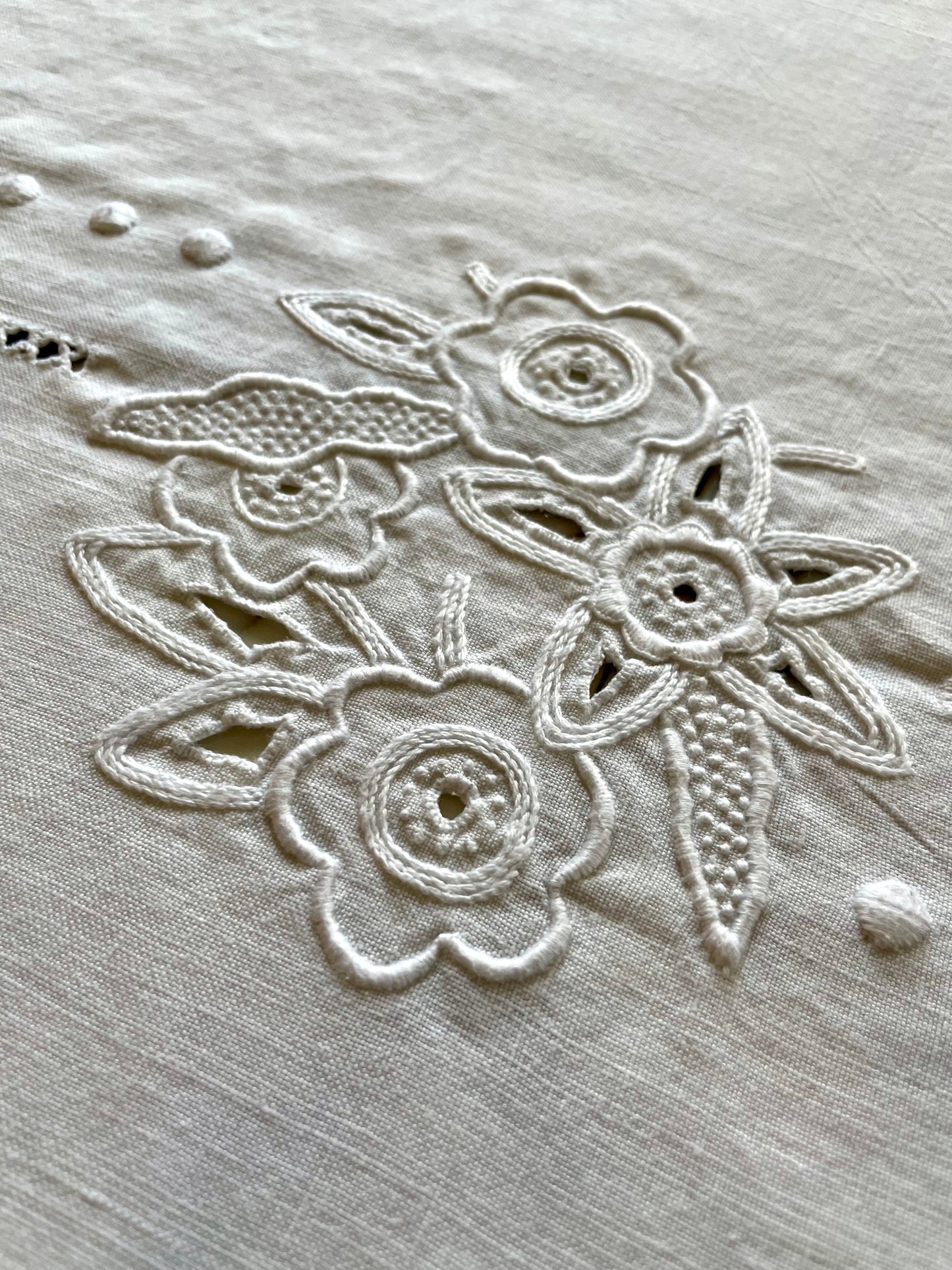 Très grande nappe en lin brodée main avec ses 16 serviettes