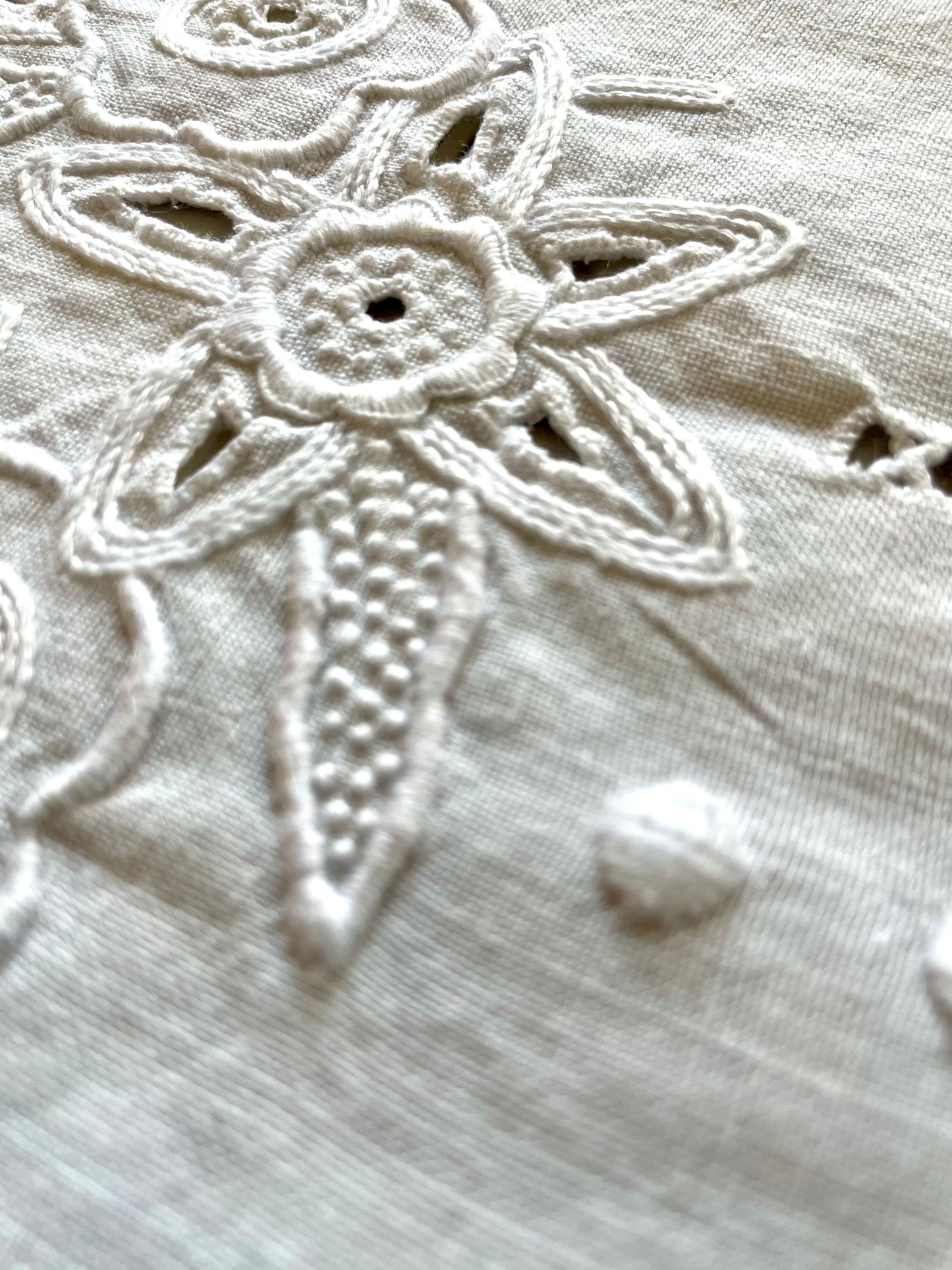 Très grande nappe en lin brodée main avec ses 16 serviettes