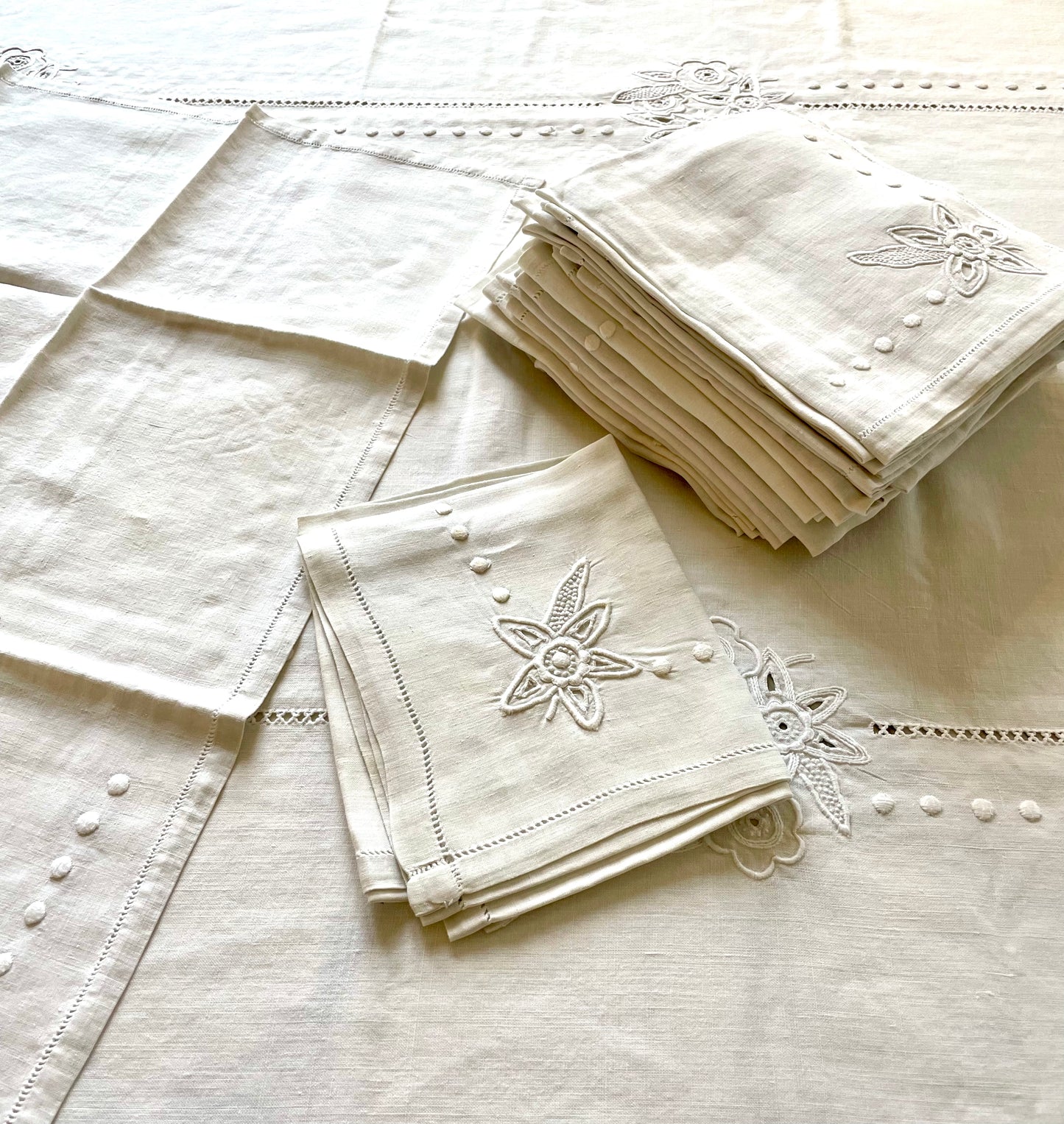 Très grande nappe en lin brodée main avec ses 16 serviettes