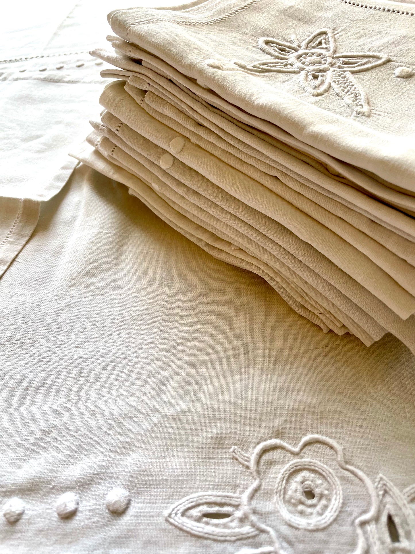 Très grande nappe en lin brodée main avec ses 16 serviettes