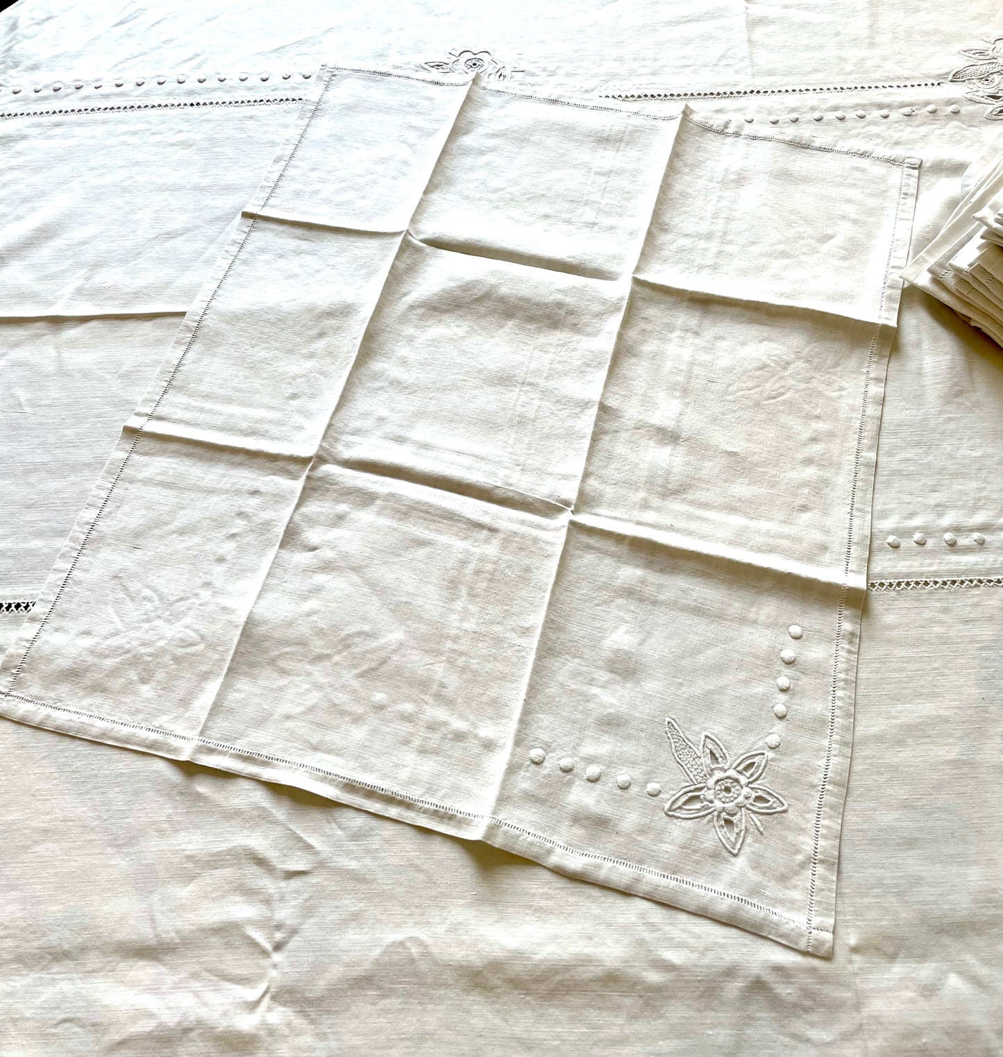 Très grande nappe en lin brodée main avec ses 16 serviettes