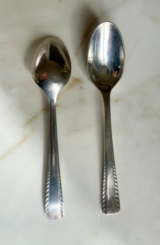 12 petites cuillères à café en métal argenté