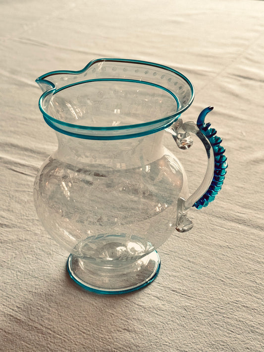 Délicate petite carafe "dans le goût de Venise".