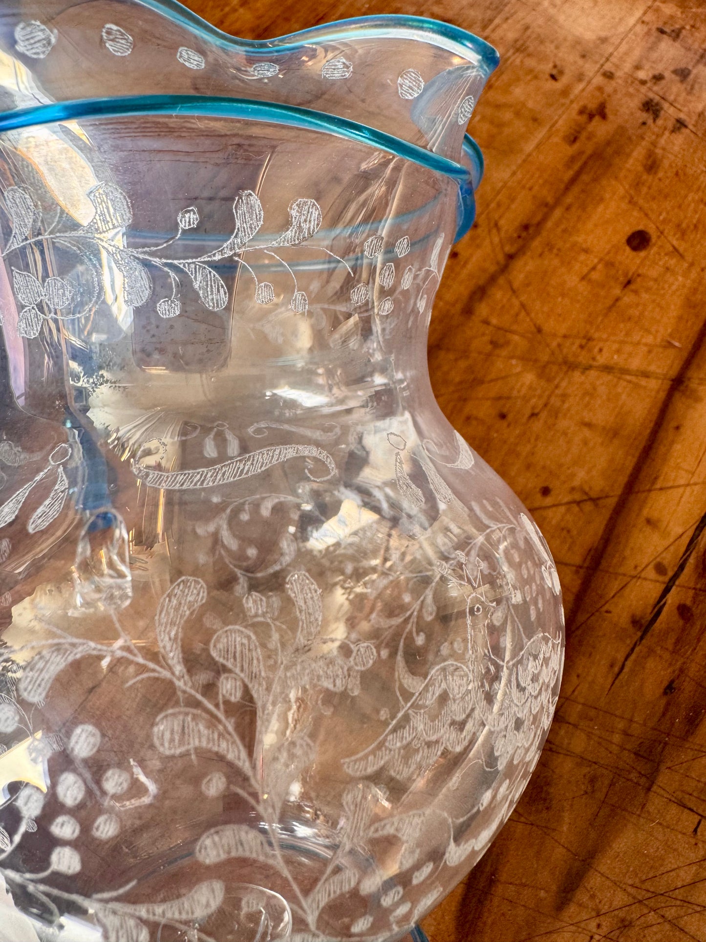 Délicate petite carafe "dans le goût de Venise".