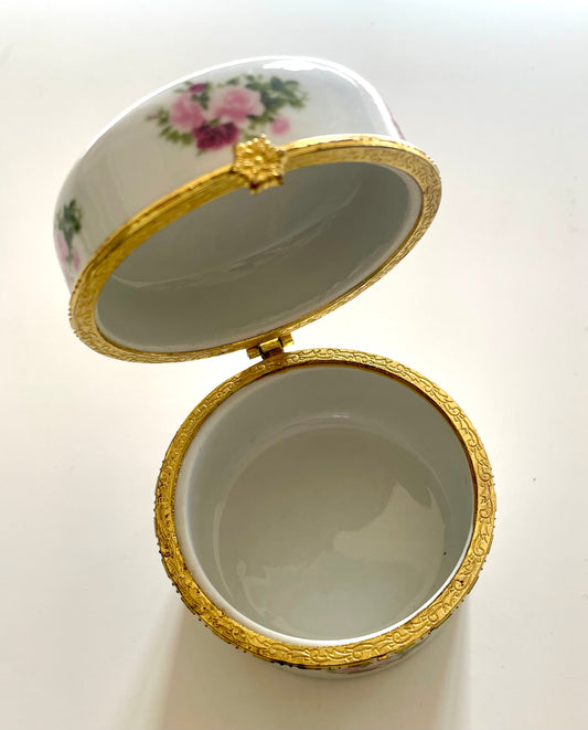 Boite à bijoux en porcelaine sertie