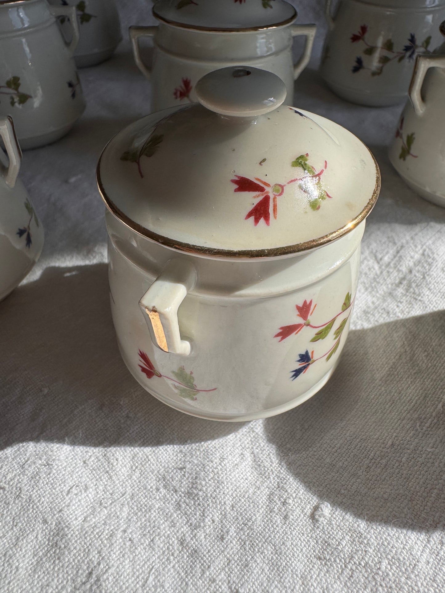 9 petits pots à crème anciens en porcelaine