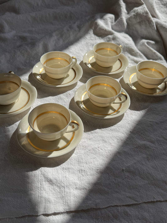 Tasse à café en fine porcelaine de Limoges blanche et filets d'or.