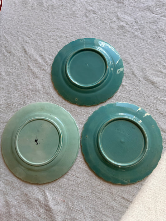 Lot de 3 assiettes anciennes en barbotine de Sarreguemines