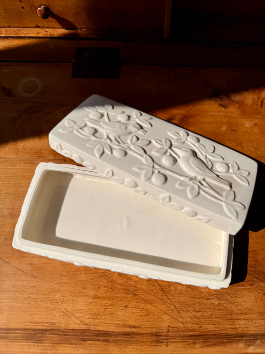 Boite vintage en porcelaine blanche à décor d'oiseaux