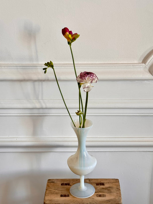 Vase soliflore en opaline blanche