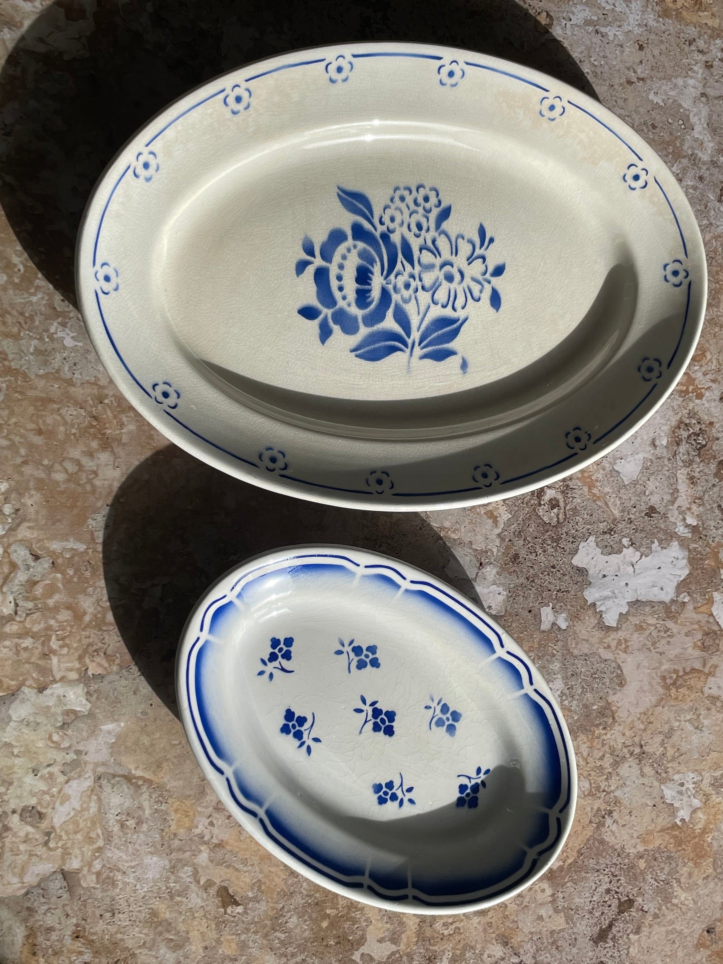 Plat en faïence blanc et décor de fleurs bleues Ceranord