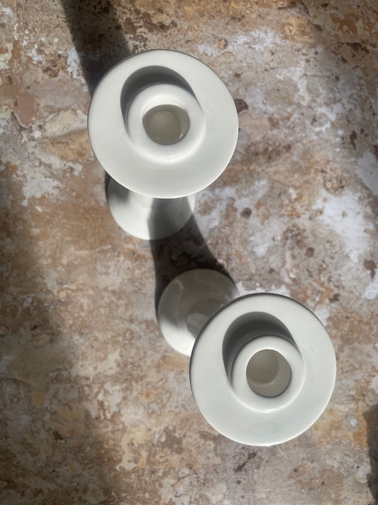 Paire de bougeoirs en céramique blanche