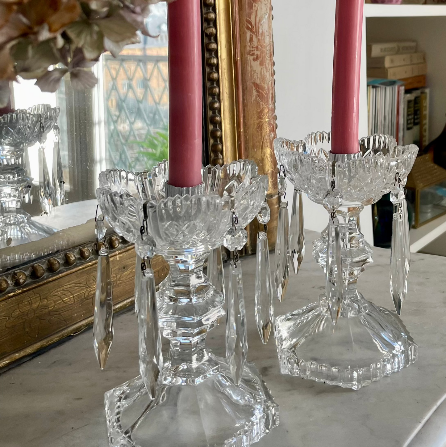 Magnifique paire de bougeoirs en cristal avec pampilles amovibles.