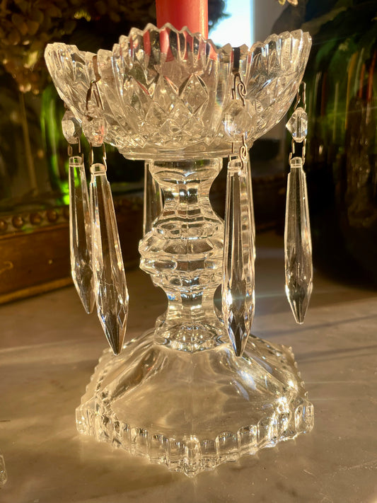 Magnifique paire de bougeoirs en cristal avec pampilles amovibles.