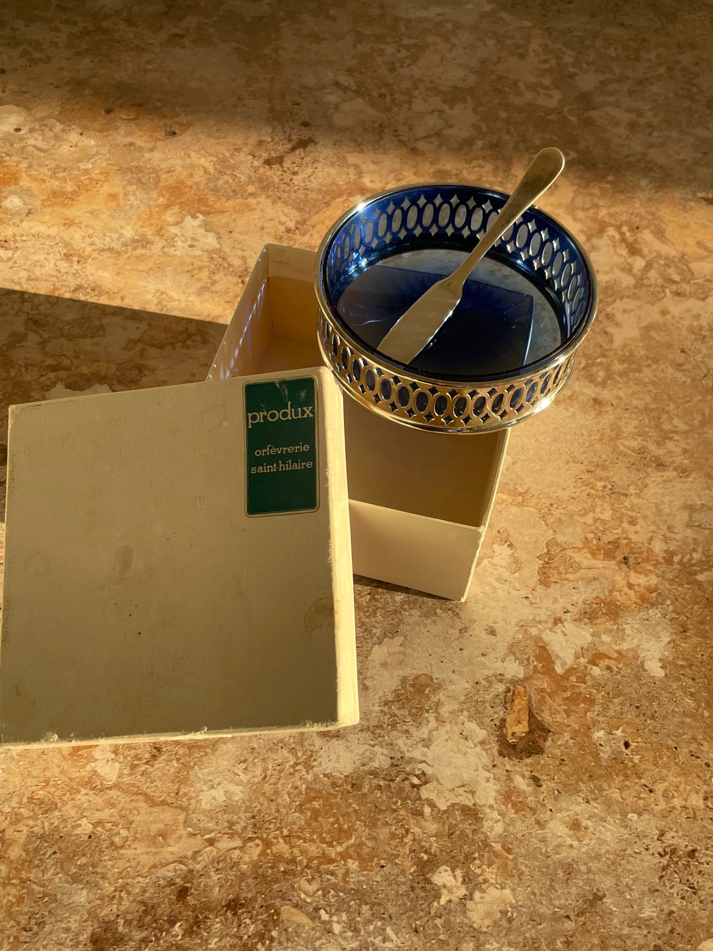 Beurrier avec son couteau en métal argenté