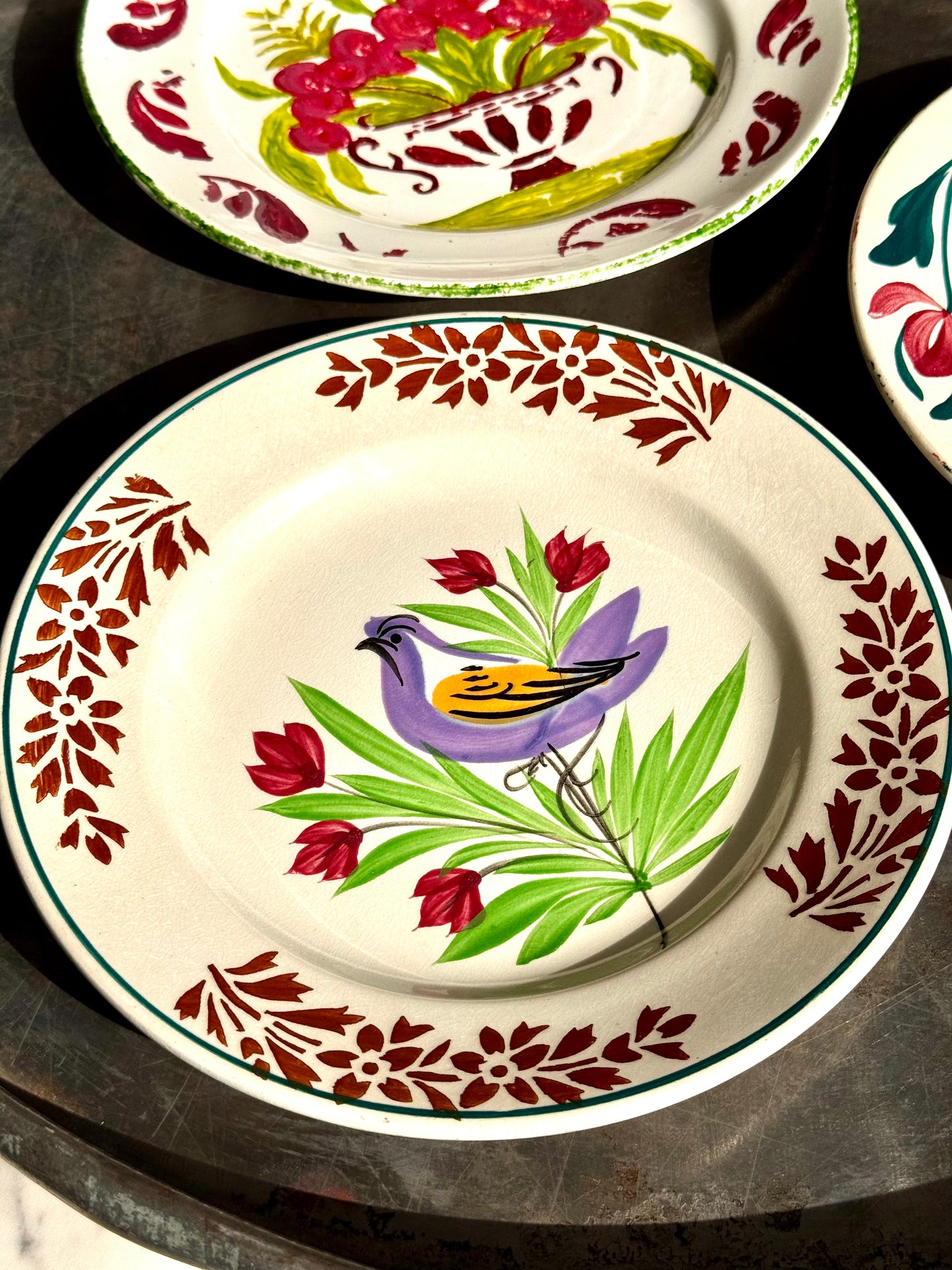 Lot de 3 assiettes en terre de fer. Coloris printaniers.