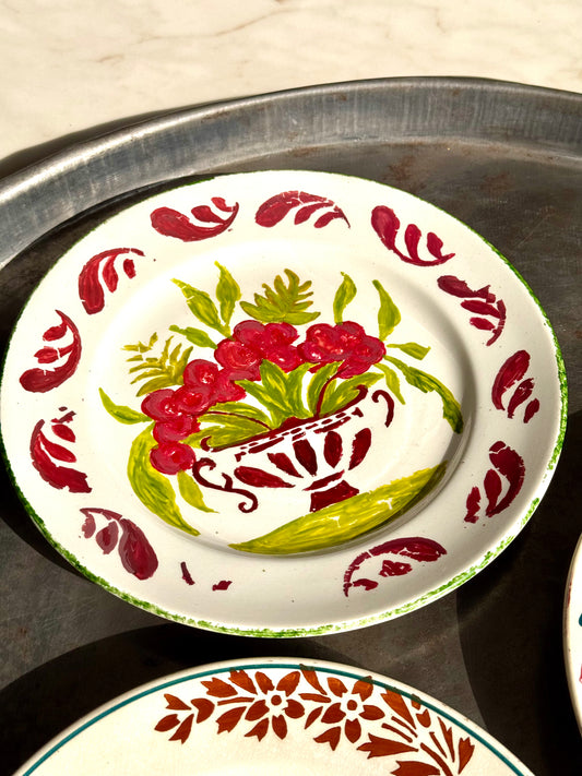 Lot de 3 assiettes en terre de fer. Coloris printaniers.