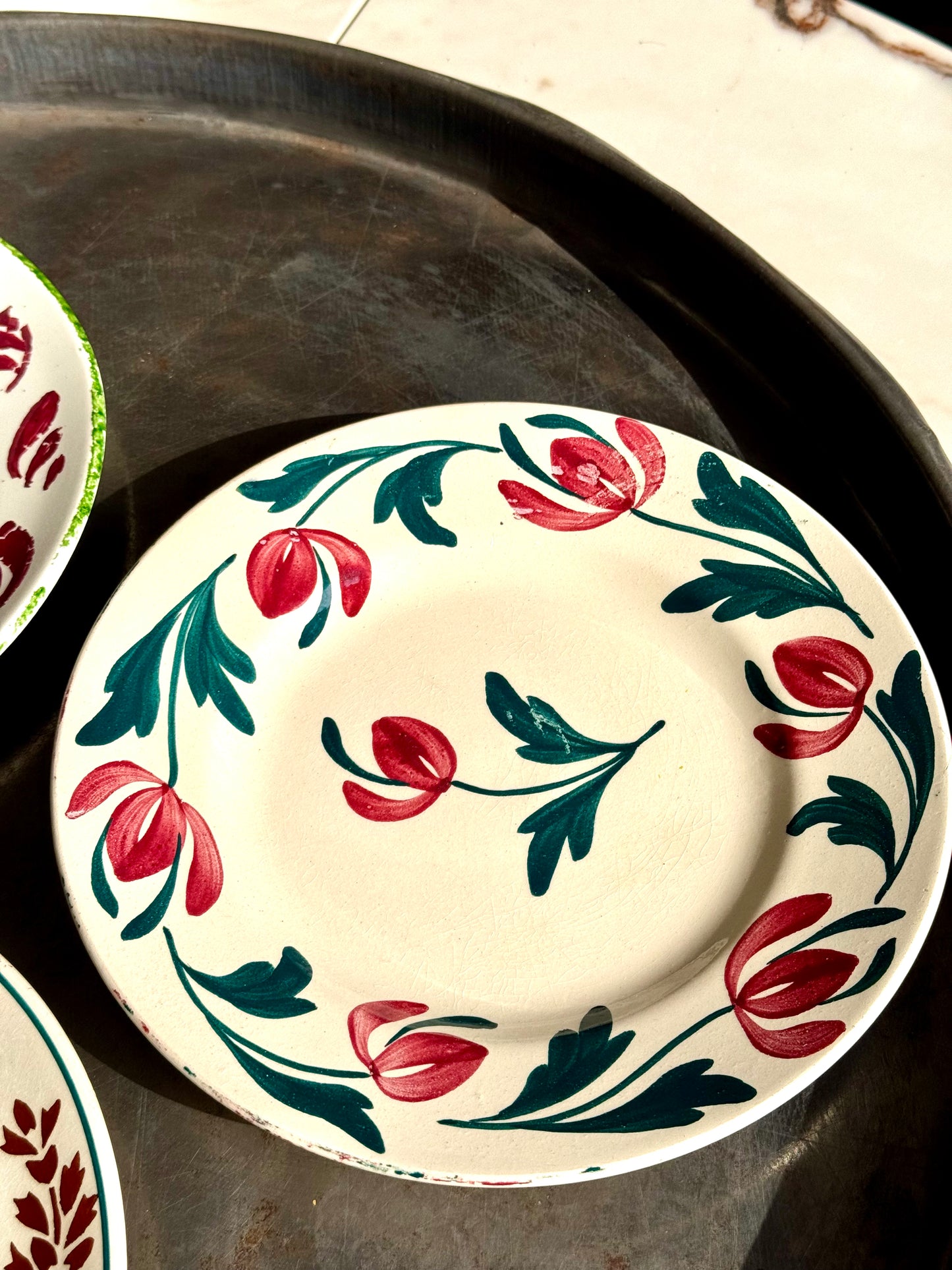 Lot de 3 assiettes en terre de fer. Coloris printaniers.