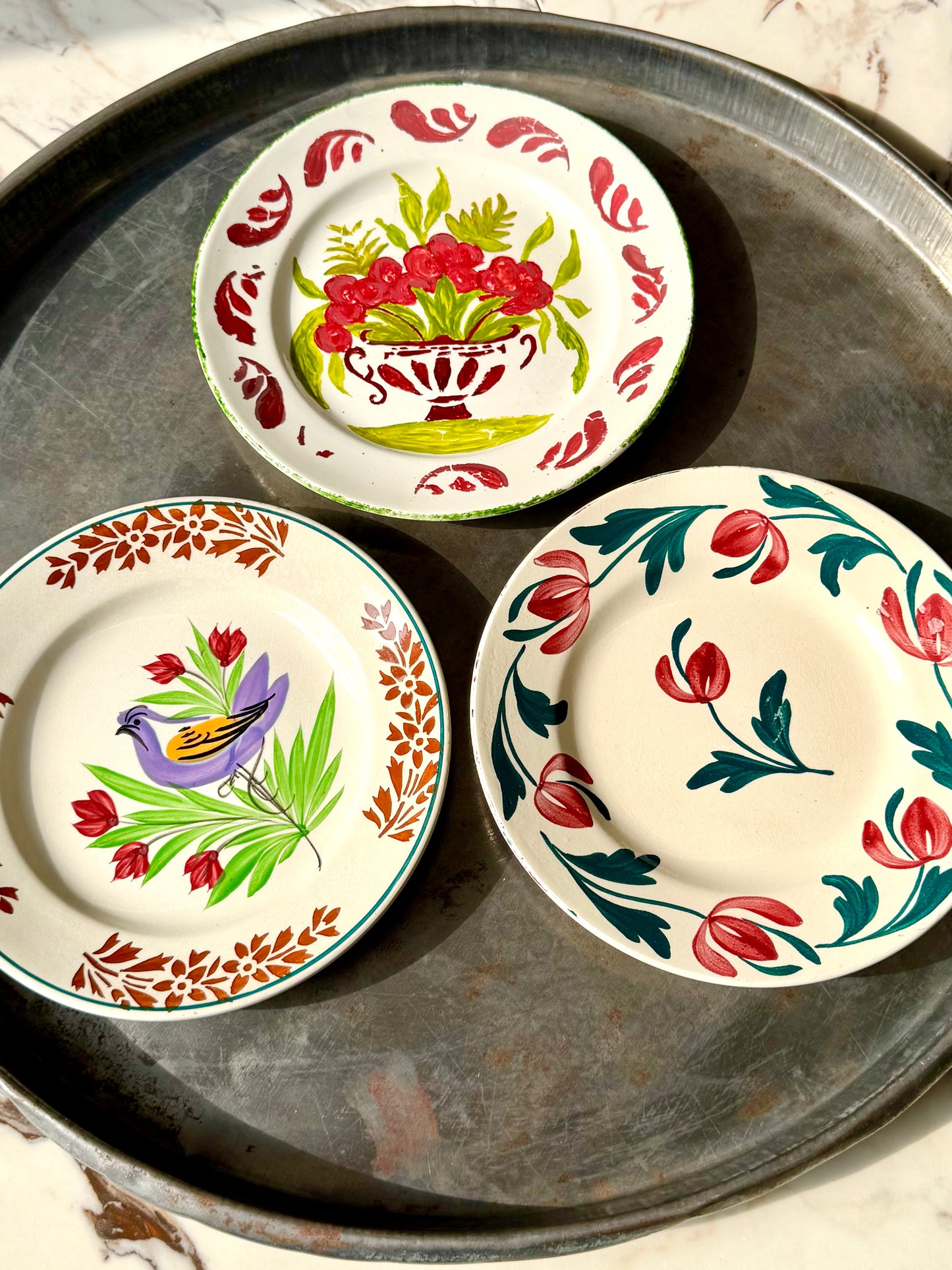Lot de 3 assiettes en terre de fer. Coloris printaniers.