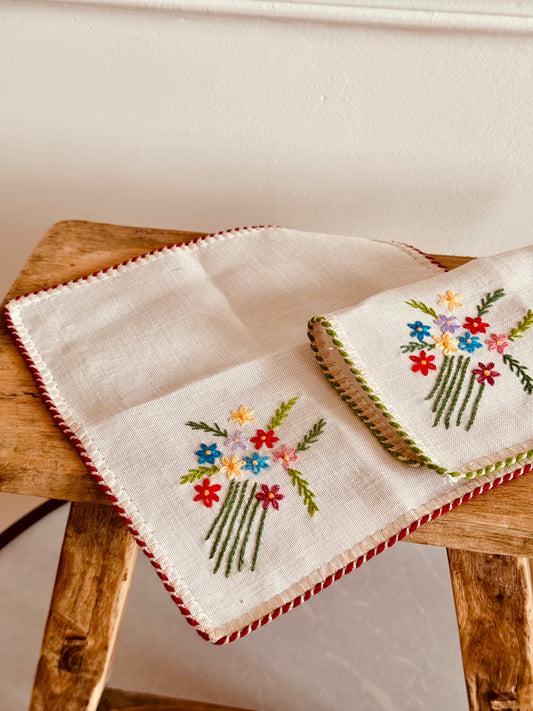 Napperon ancien brodé main. Liseré vert.