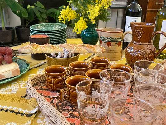 5 petits verres à liqueur dorés et gravés "Feuilles de vigne et grappes de raisin"