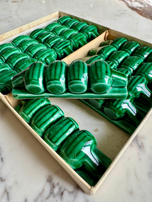 12 porte-couteaux en barbotine verte