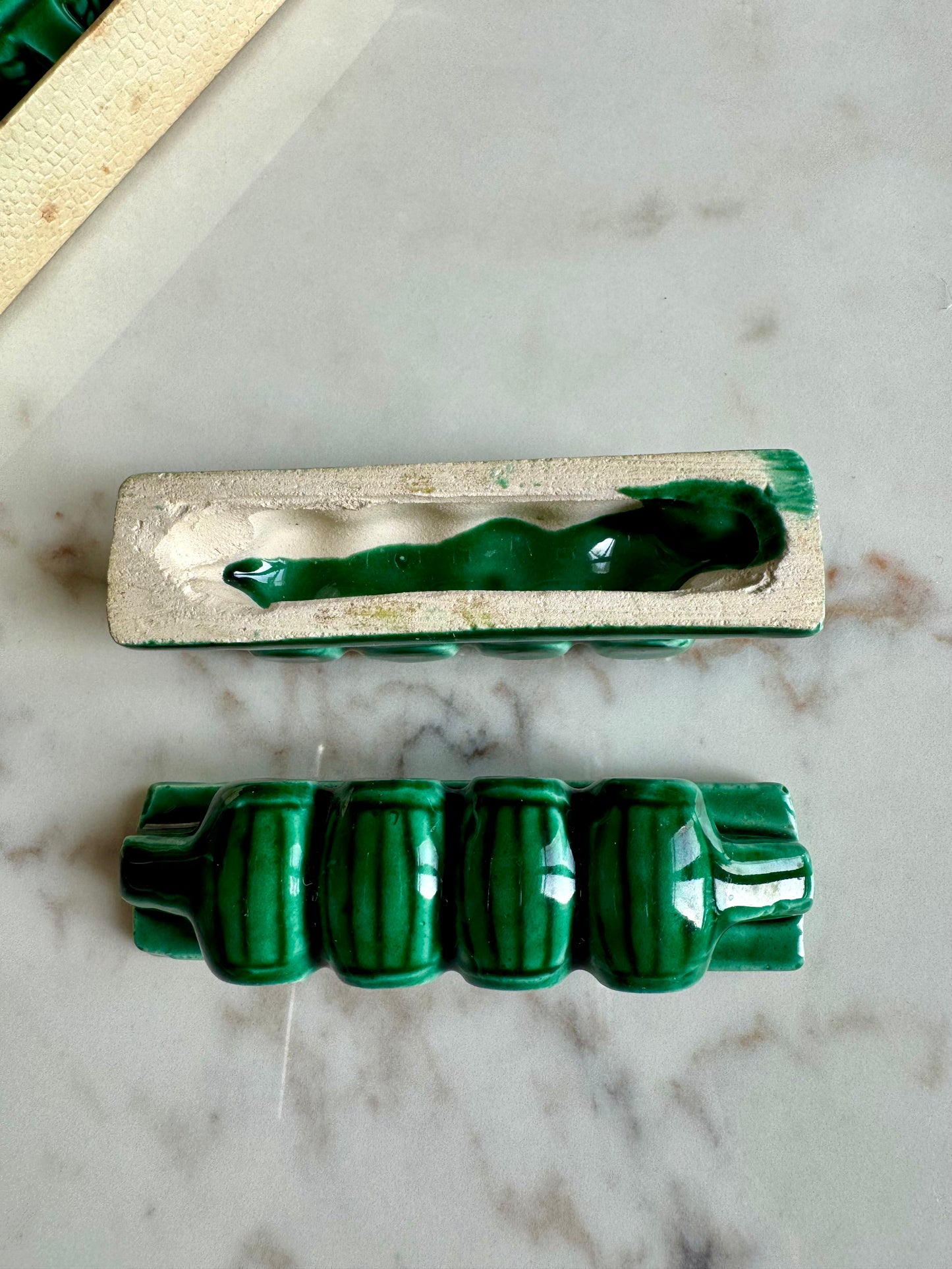12 porte-couteaux en barbotine verte