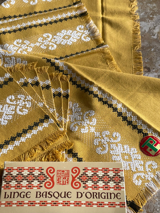 Genuine Basque linen tea tablecloth and its 6 napkins