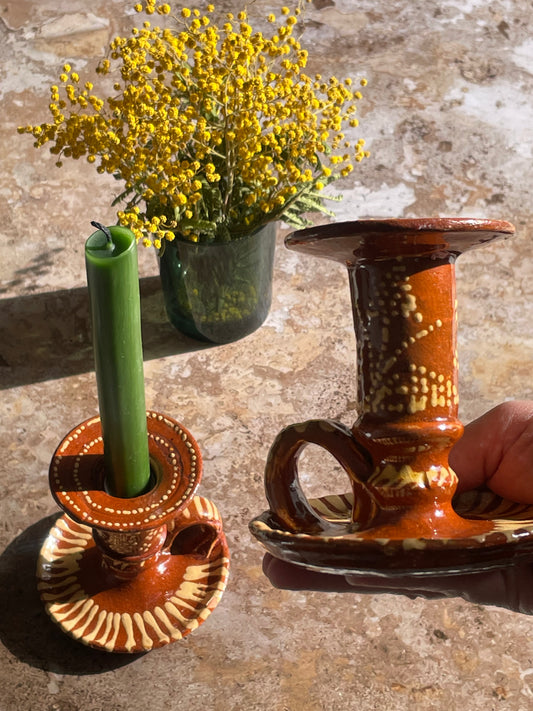 Paire de bougeoirs en céramique.