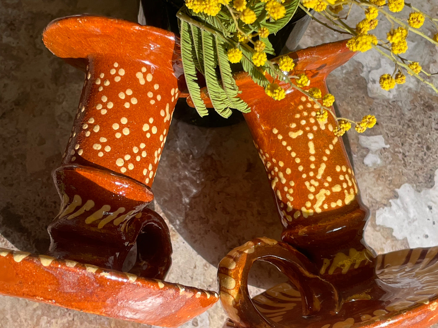 Paire de bougeoirs en céramique.