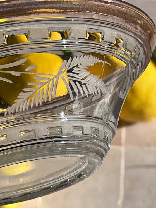 Coupelle en cristal finement gravée et dorée.