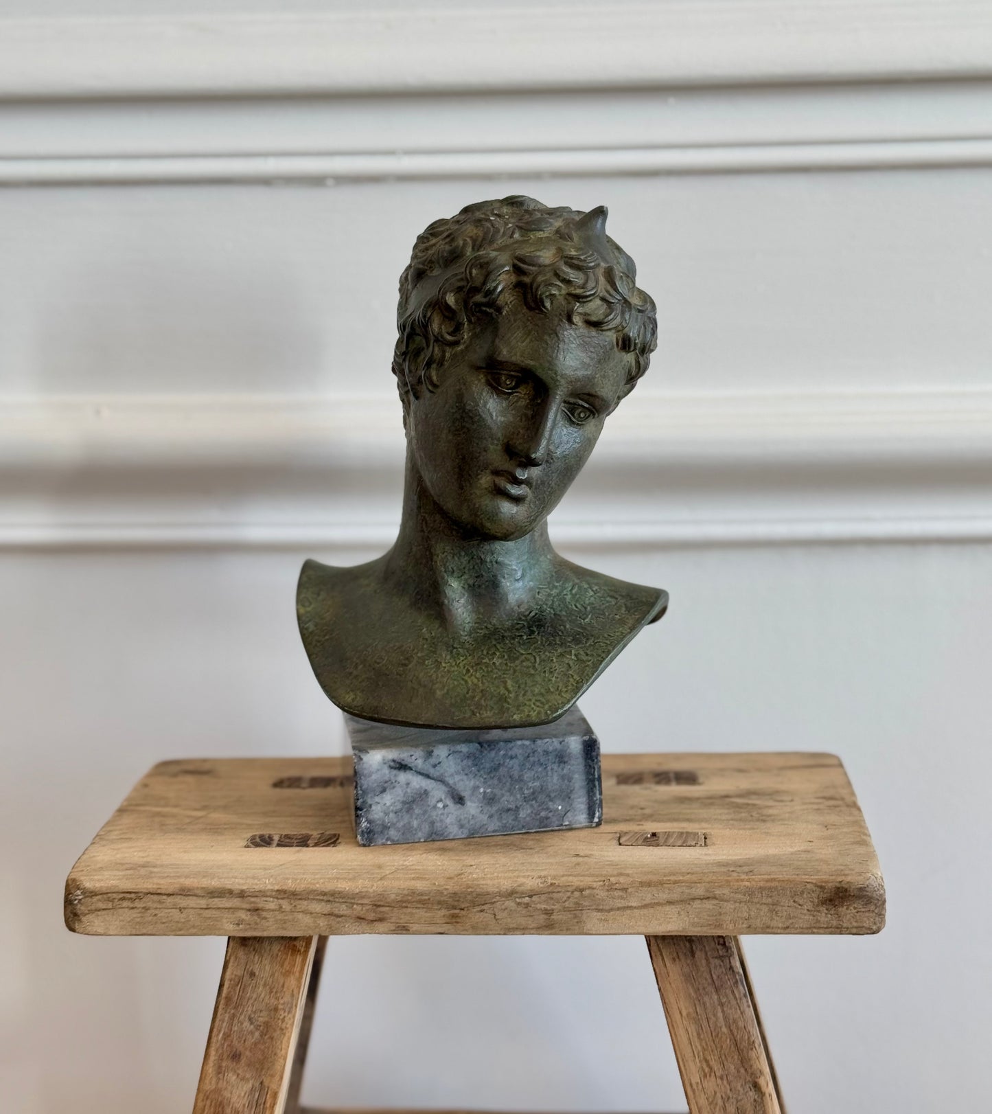 Petit buste d'éphèbe en régule