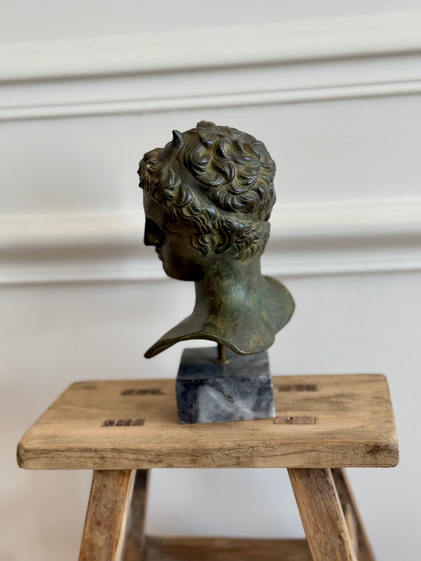 Petit buste d'éphèbe en régule