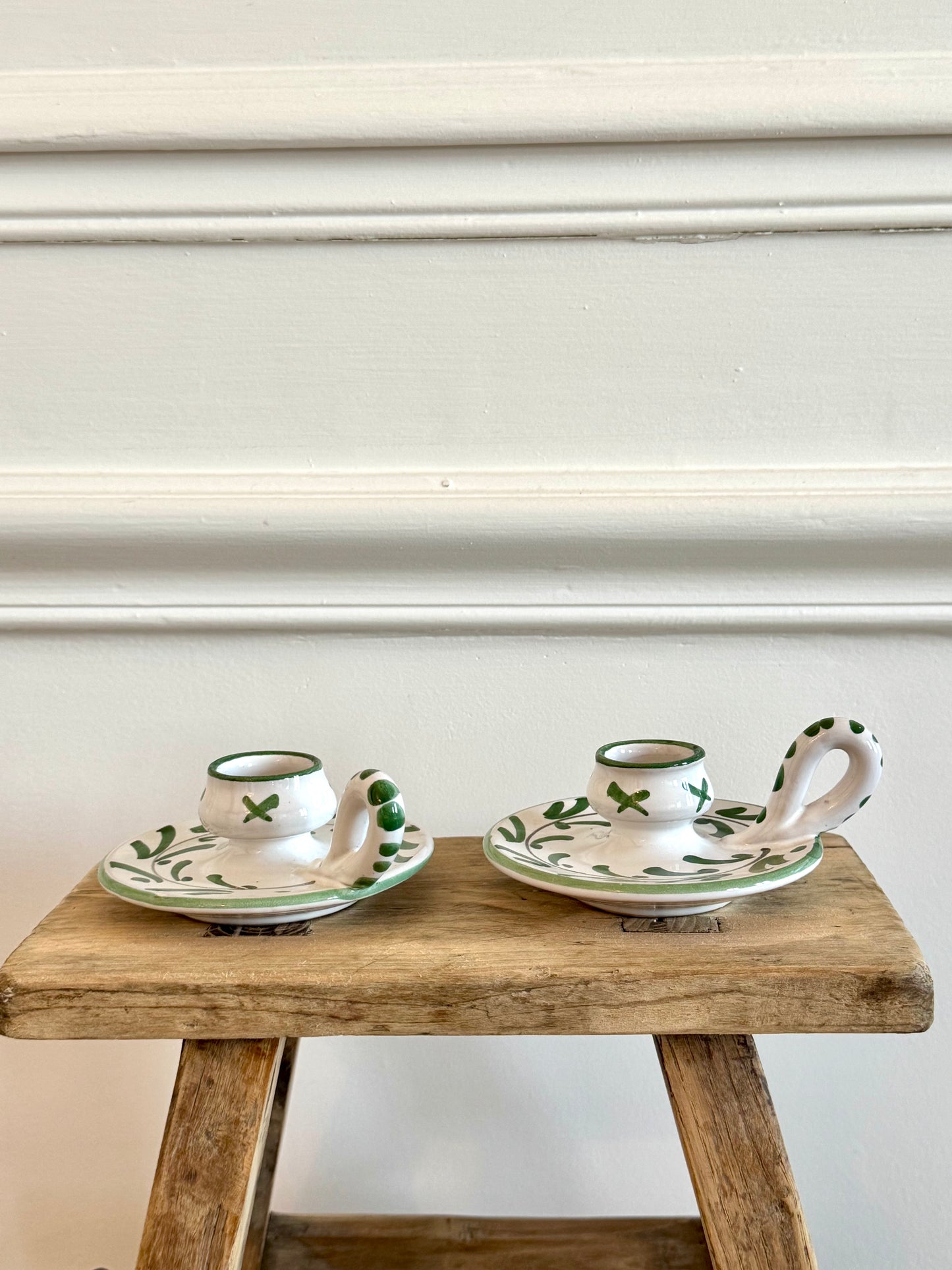 Paire de bougeoirs en céramique. Italie.