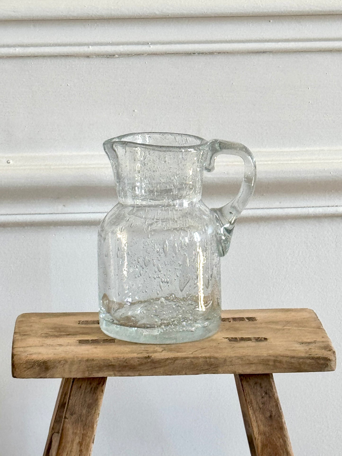 Petite carafe en verre bullé