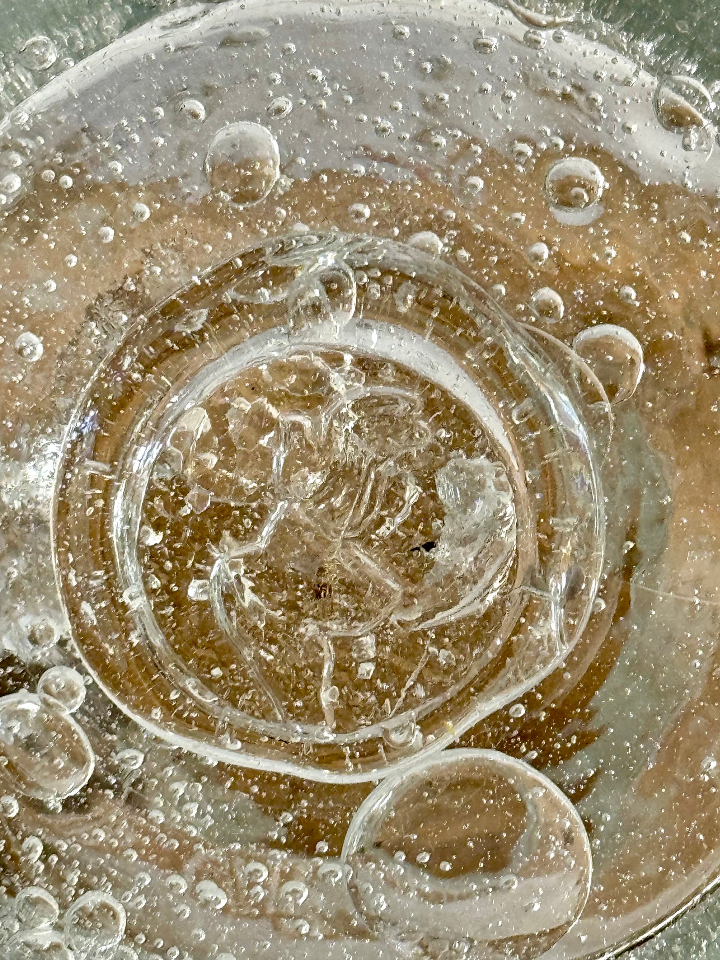 Petite carafe en verre bullé