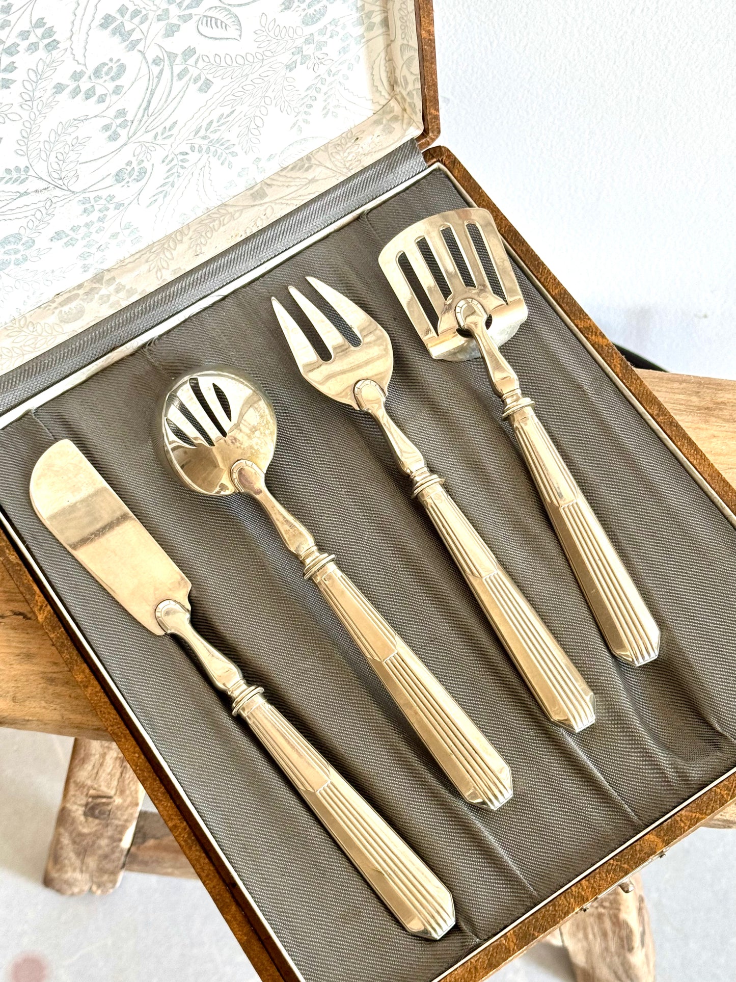 Coffret de couverts à mignardises en métal argenté Artdeco