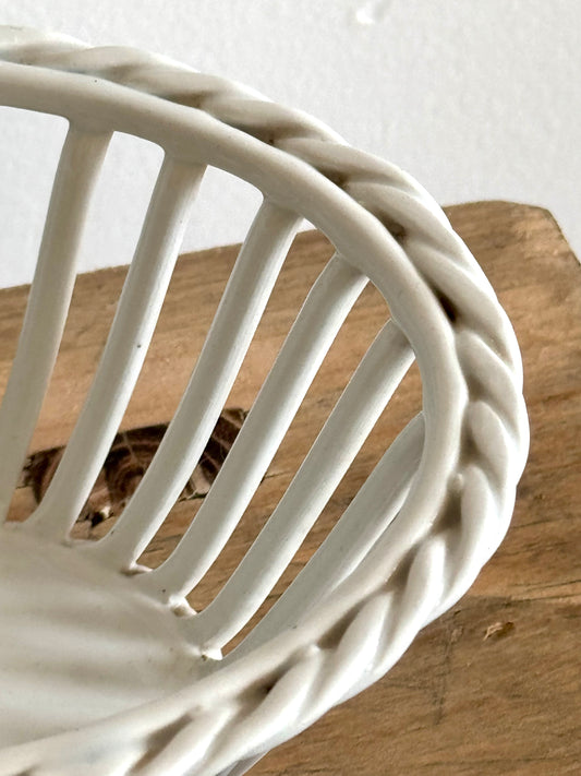 Petite corbeille en céramique blanche.