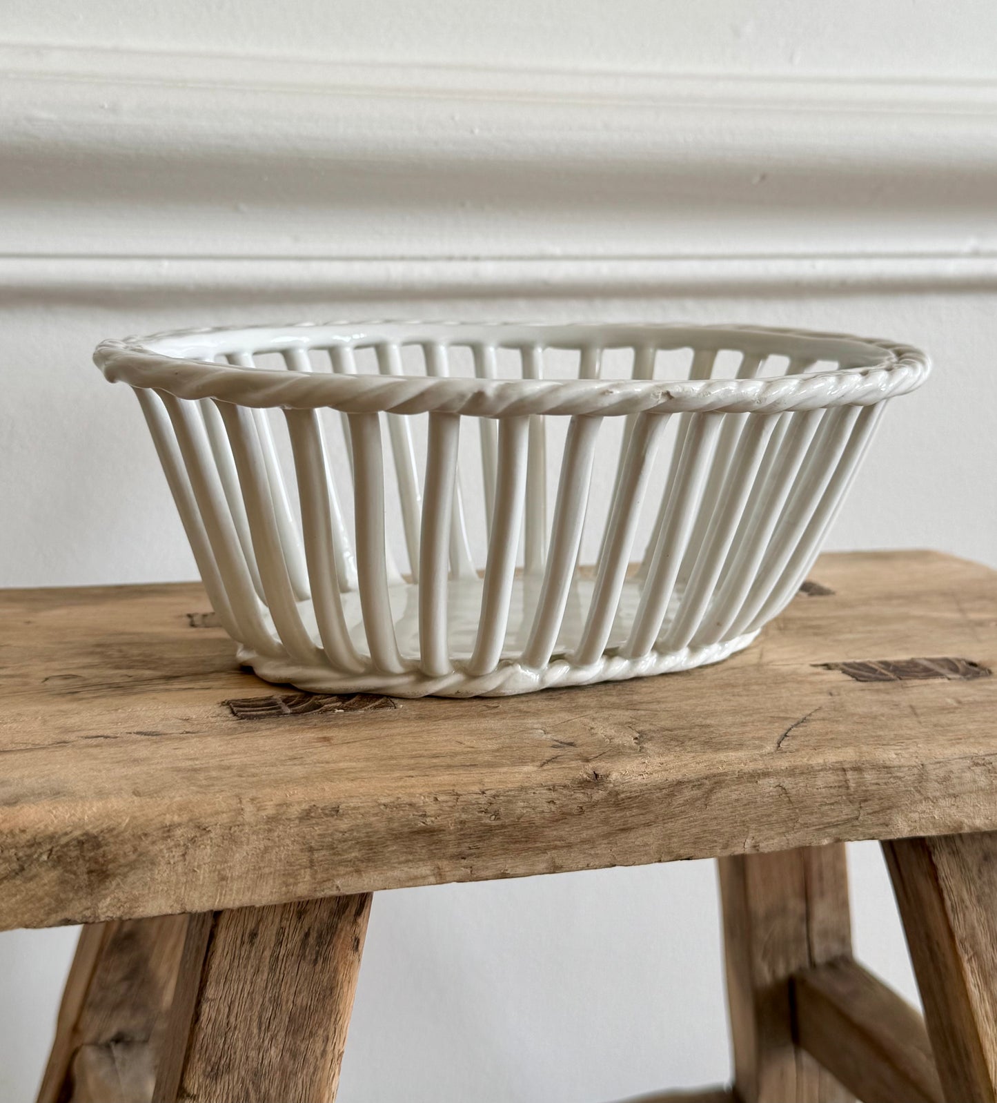 Petite corbeille en céramique blanche.