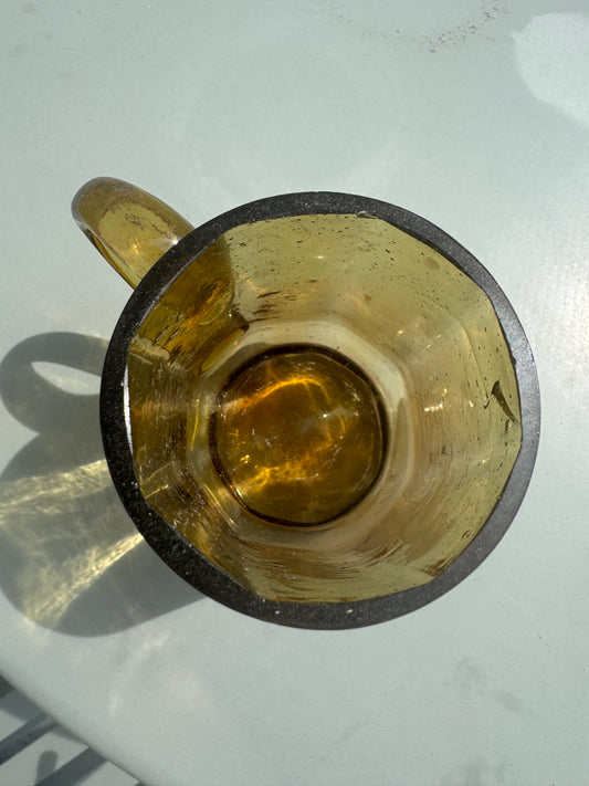 Tasse ambrée Mary Gregory